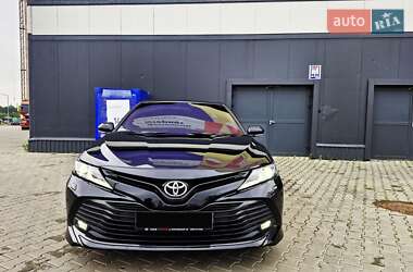 Седан Toyota Camry 2018 в Киеве