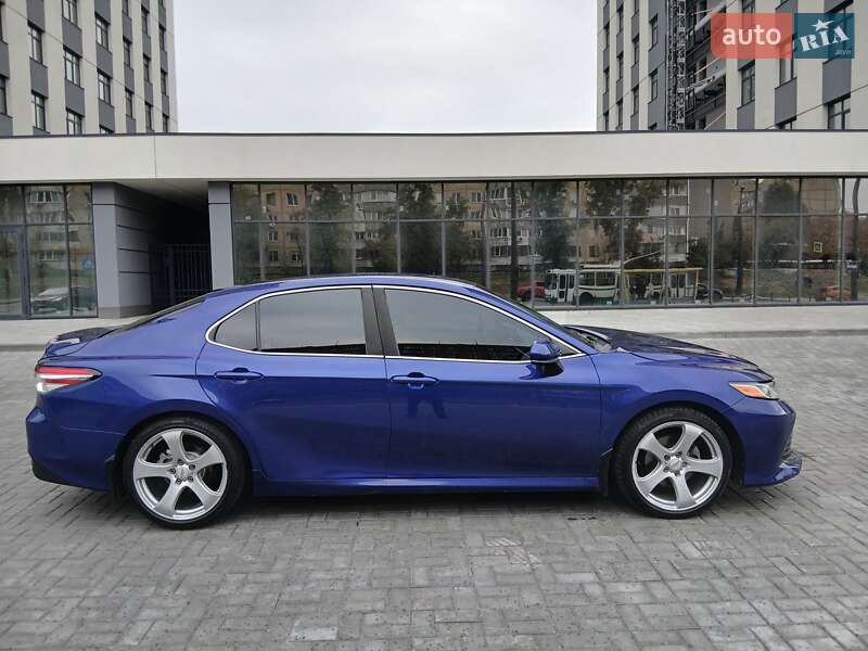 Седан Toyota Camry 2018 в Дніпрі