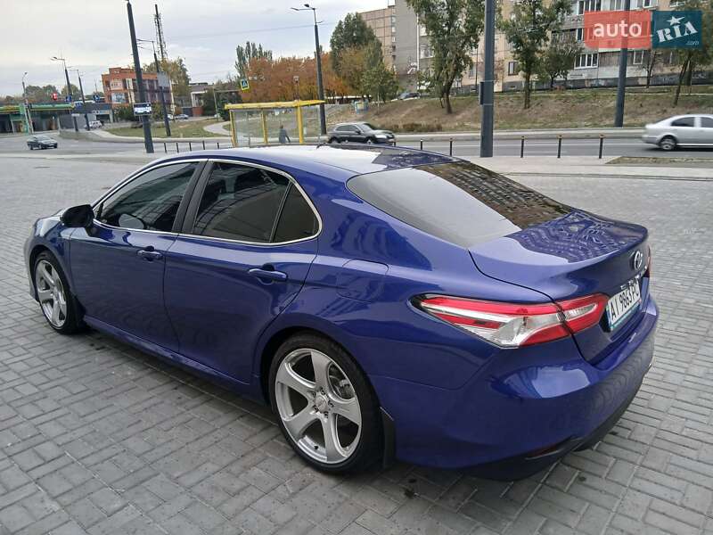 Седан Toyota Camry 2018 в Дніпрі