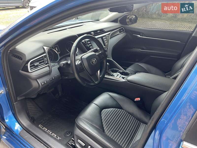 Седан Toyota Camry 2018 в Львове