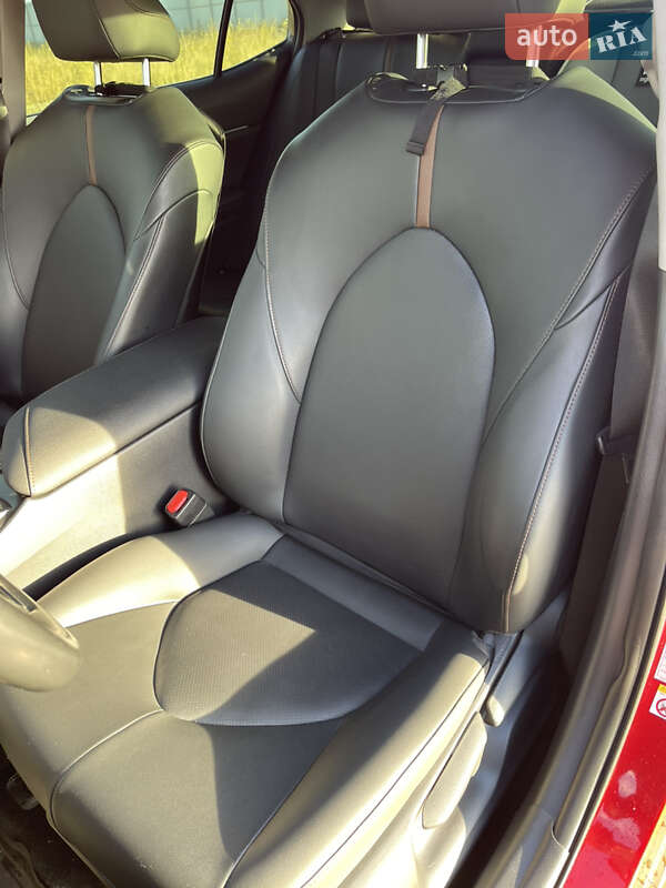 Седан Toyota Camry 2018 в Львові