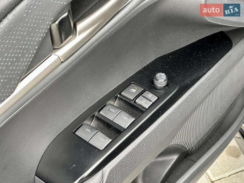 Седан Toyota Camry 2024 в Києві