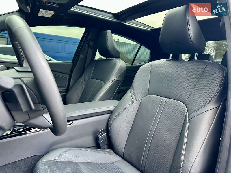 Седан Toyota Camry 2024 в Києві