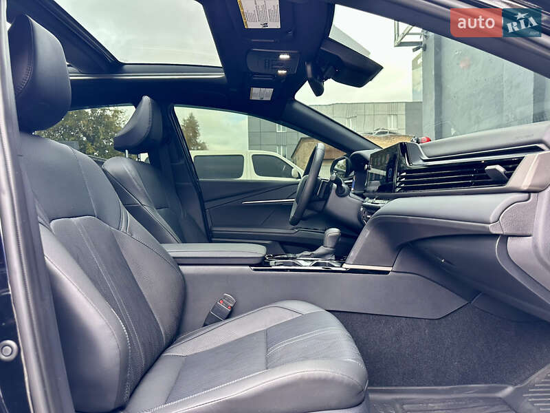 Седан Toyota Camry 2024 в Києві