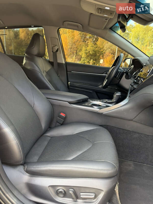 Седан Toyota Camry 2022 в Днепре