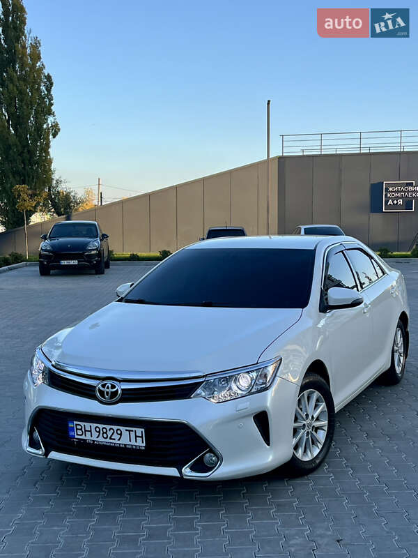 Седан Toyota Camry 2015 в Кропивницком