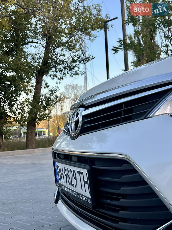Седан Toyota Camry 2015 в Кропивницком