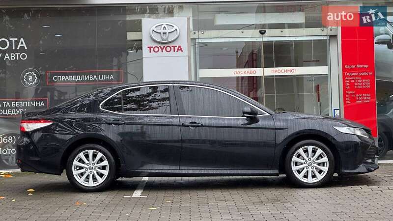 Седан Toyota Camry 2019 в Ужгороді