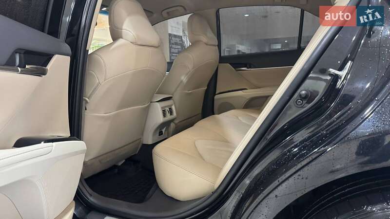 Седан Toyota Camry 2019 в Ужгороді