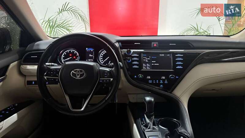 Седан Toyota Camry 2019 в Ужгороді