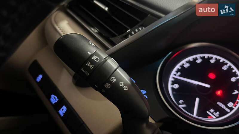 Седан Toyota Camry 2019 в Ужгороді