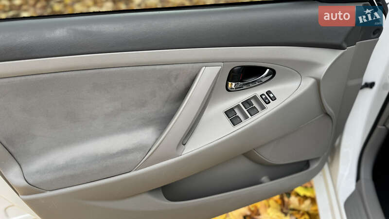 Седан Toyota Camry 2011 в Виннице