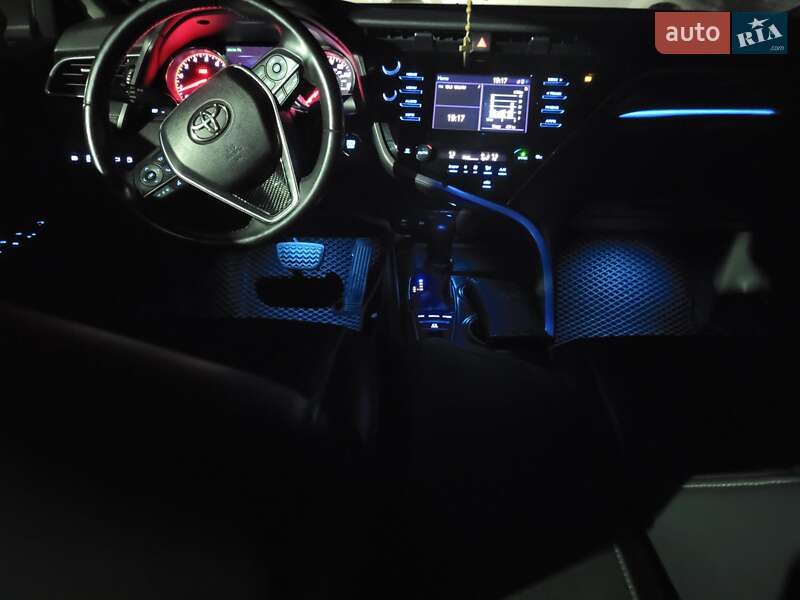 Седан Toyota Camry 2018 в Тернополе