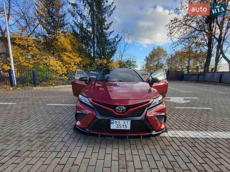 Седан Toyota Camry 2018 в Тернополе