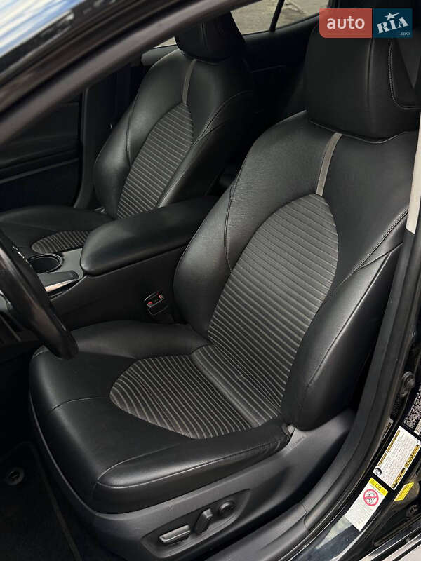 Седан Toyota Camry 2017 в Дніпрі