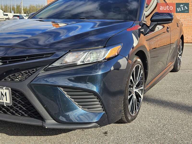 Седан Toyota Camry 2018 в Киеве