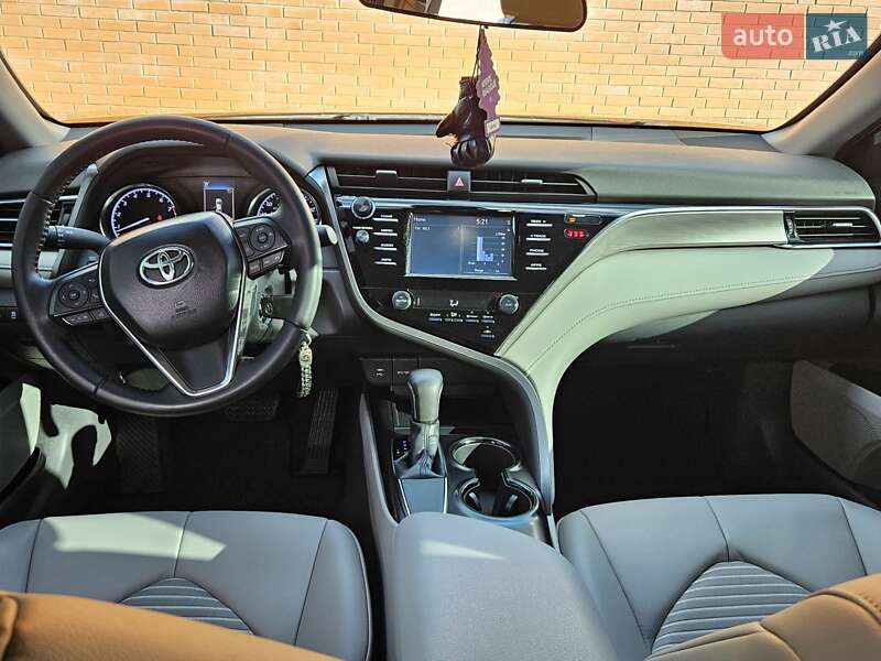 Седан Toyota Camry 2018 в Киеве