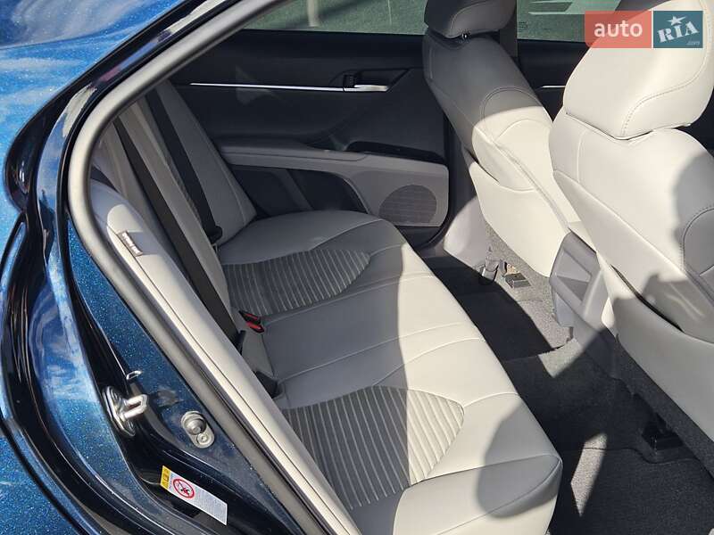 Седан Toyota Camry 2018 в Киеве