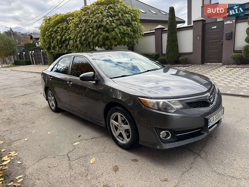 Седан Toyota Camry 2014 в Киеве