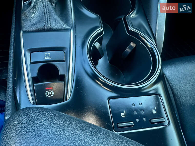 Седан Toyota Camry 2020 в Києві