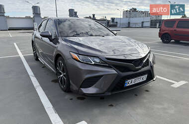 Седан Toyota Camry 2018 в Киеве