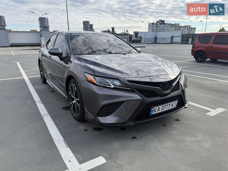 Седан Toyota Camry 2018 в Києві