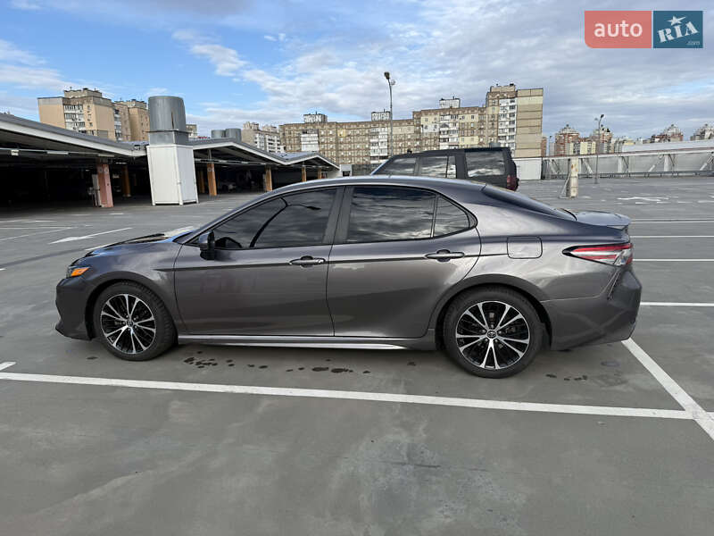 Седан Toyota Camry 2018 в Києві