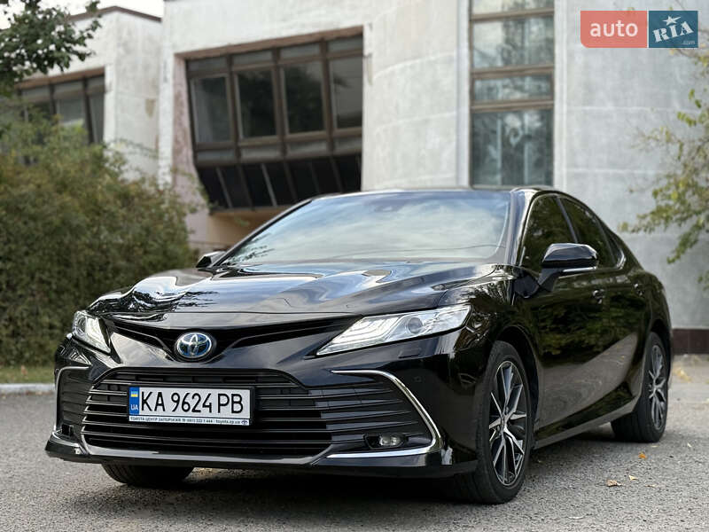 Седан Toyota Camry 2023 в Дніпрі