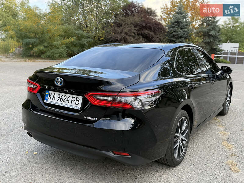 Седан Toyota Camry 2023 в Дніпрі