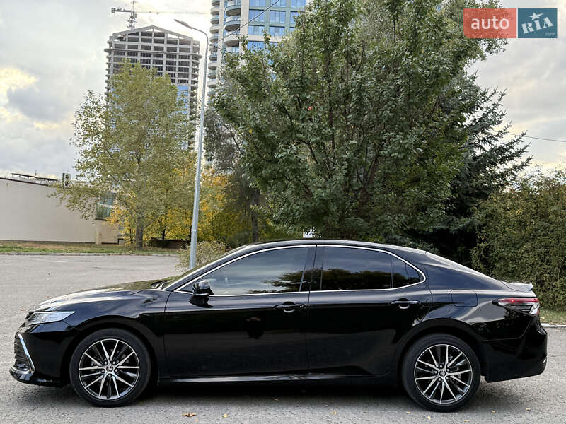 Седан Toyota Camry 2023 в Дніпрі