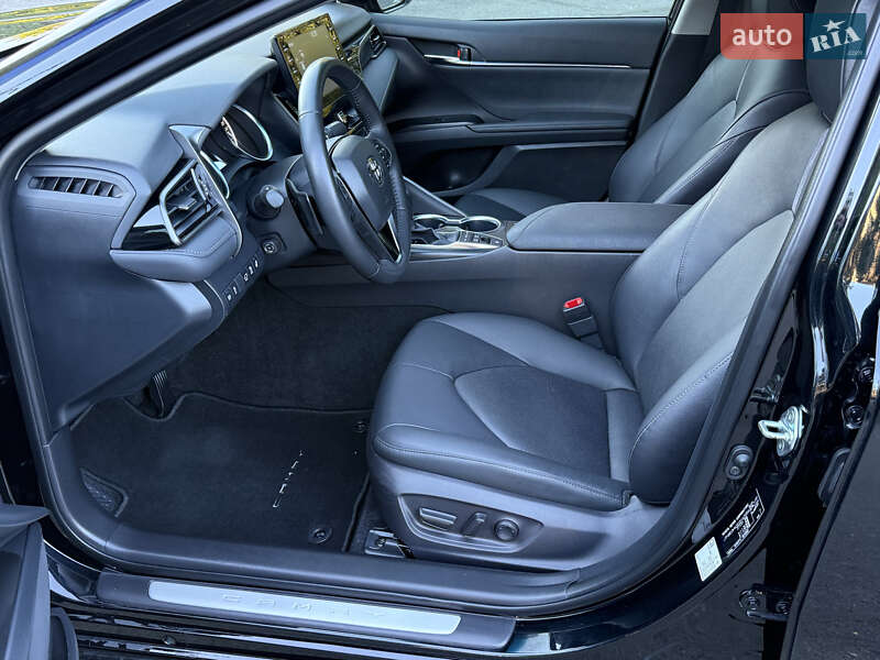 Седан Toyota Camry 2023 в Дніпрі