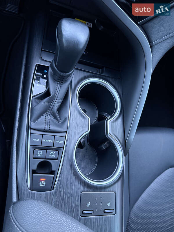 Седан Toyota Camry 2023 в Дніпрі