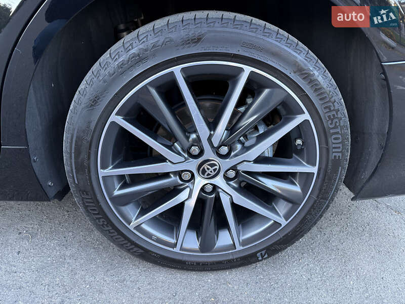 Седан Toyota Camry 2023 в Дніпрі