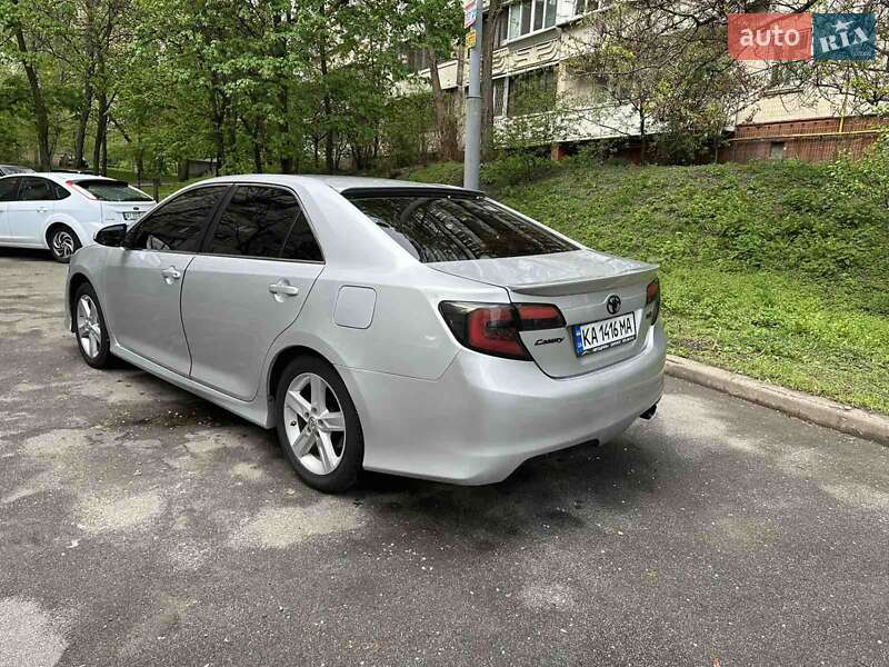 Седан Toyota Camry 2014 в Киеве