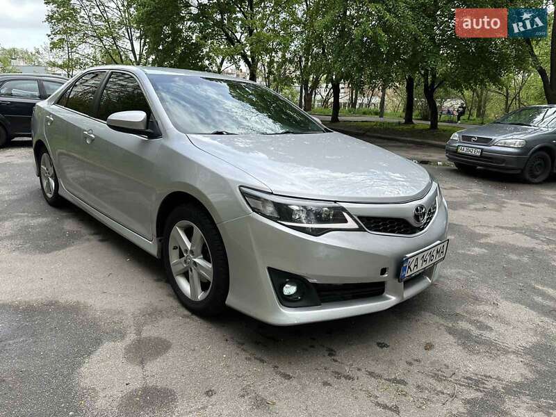 Седан Toyota Camry 2014 в Киеве