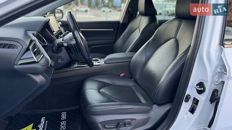 Седан Toyota Camry 2021 в Киеве