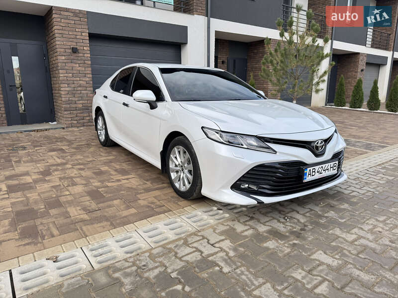 Седан Toyota Camry 2017 в Чернівцях