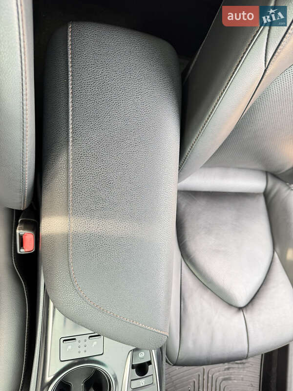 Седан Toyota Camry 2017 в Чернівцях