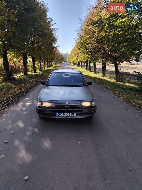 Седан Toyota Camry 1989 в Рівному