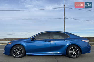 Седан Toyota Camry 2019 в Киеве