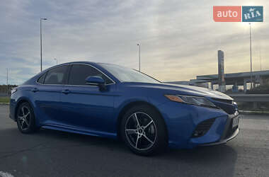 Седан Toyota Camry 2019 в Киеве