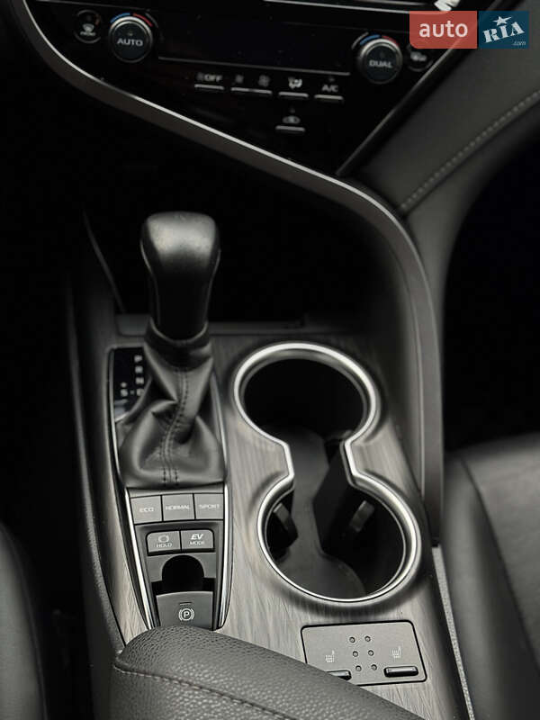 Седан Toyota Camry 2023 в Виннице