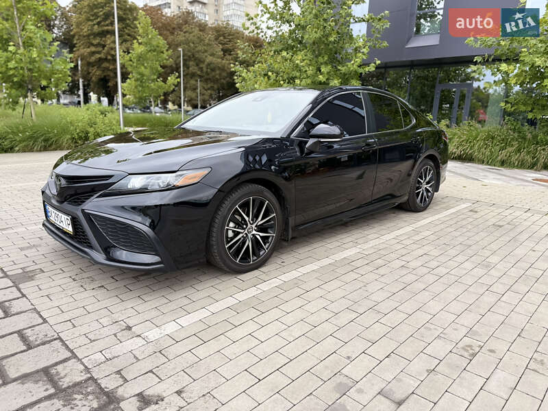 Седан Toyota Camry 2022 в Ровно