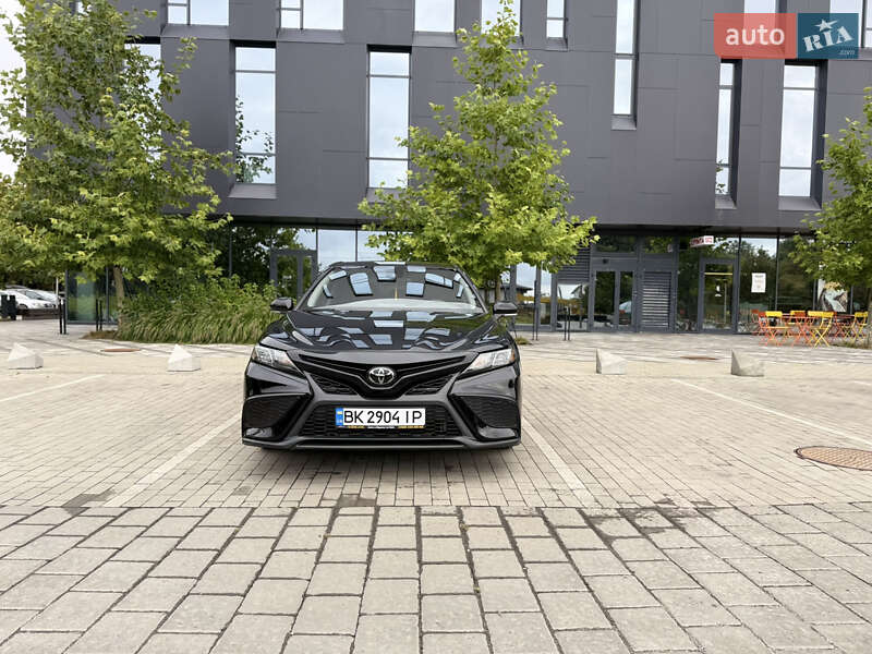 Седан Toyota Camry 2022 в Ровно