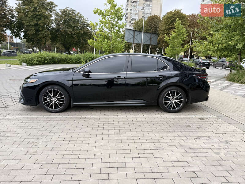 Седан Toyota Camry 2022 в Ровно