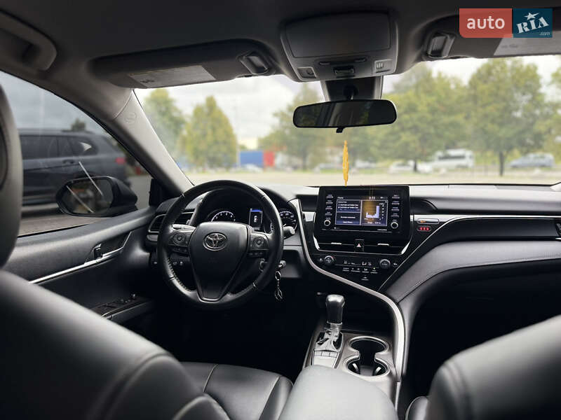 Седан Toyota Camry 2022 в Ровно