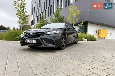 Седан Toyota Camry 2022 в Ровно