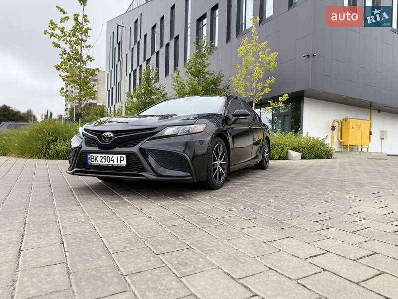 Седан Toyota Camry 2022 в Ровно