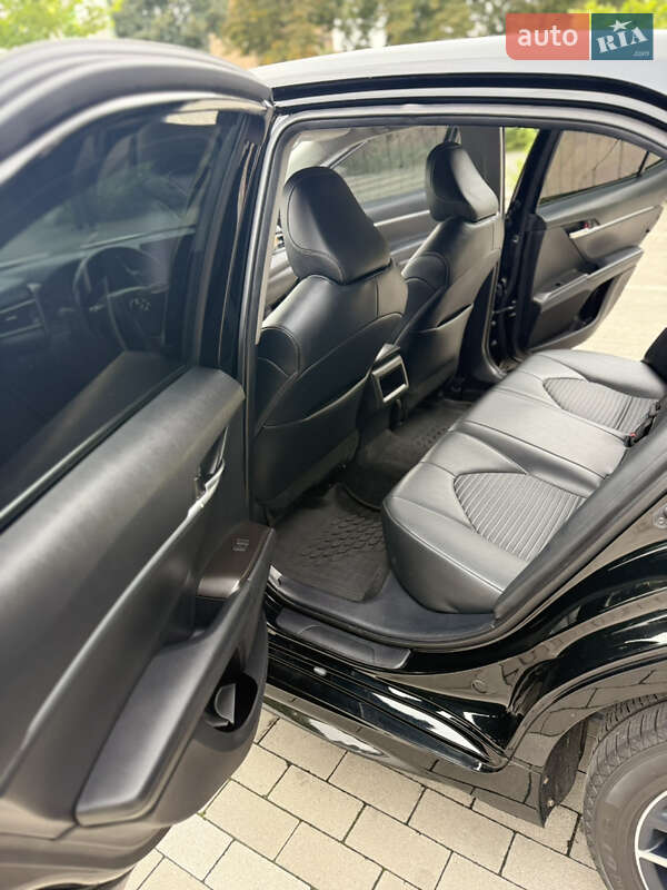 Седан Toyota Camry 2022 в Ровно