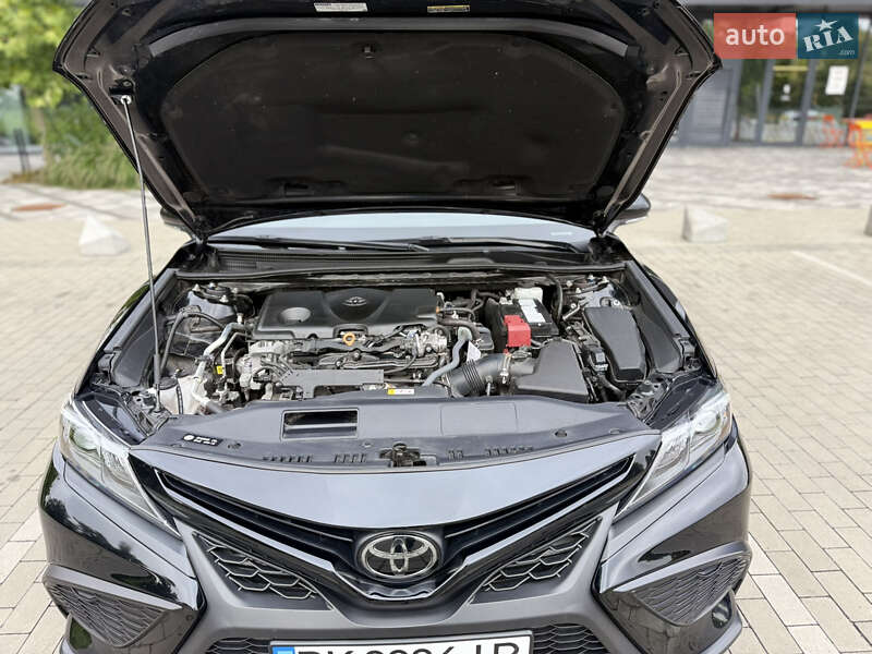 Седан Toyota Camry 2022 в Ровно
